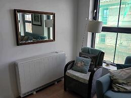 2 Bed-sleeps 5- Street Parking-3 Min to Beach