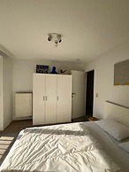 Huswell - Beachfront Apartment With Bike Storage