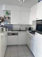 Huswell - Beachfront Apartment With Bike Storage