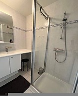 Huswell - Beachfront Apartment With Bike Storage