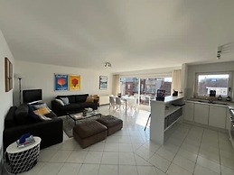 Huswell - Bright Beach Retreat With Balcony