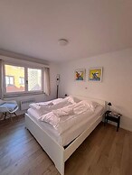 Huswell - Bright Beach Retreat With Balcony