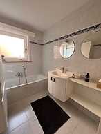 Huswell - Bright Beach Retreat With Balcony