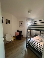 Huswell - Bright Beach Retreat With Balcony