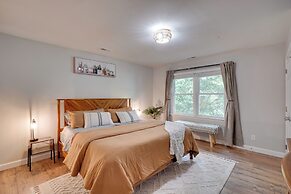 7 Mi to Dtwn Raleigh: Townhome w/ Deck!