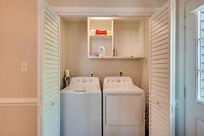 7 Mi to Dtwn Raleigh: Townhome w/ Deck!