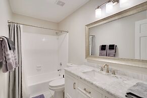 7 Mi to Dtwn Raleigh: Townhome w/ Deck!