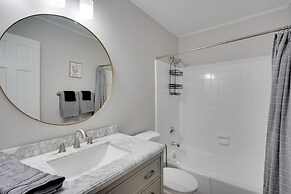7 Mi to Dtwn Raleigh: Bbq-ready Townhome!