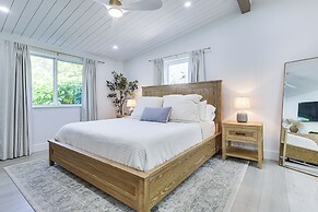 Close to Beach: Canal-front Home in Islamorada