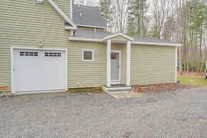 Near Portland trails: Walkable Apartment w/ Deck