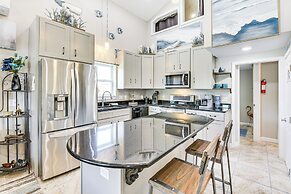 13 Mi to St Andrews State Park: Cabin w/ Patio!