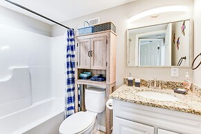 13 Mi to St Andrews State Park: Cabin w/ Patio!