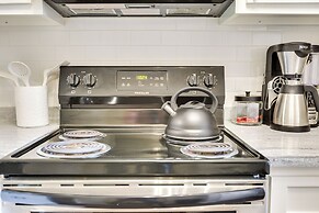 2 Mi to Fort Stewart: Modern Hinesville Haven