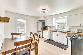 Apt w/ Deck: 3 Mi to Downtown Youngstown!