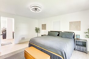 Apt w/ Deck: 3 Mi to Downtown Youngstown!