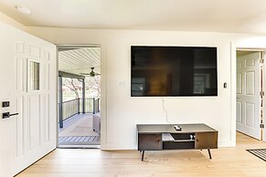 Apt w/ Deck: 3 Mi to Downtown Youngstown!