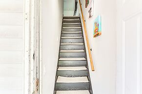 Apt w/ Deck: 3 Mi to Downtown Youngstown!