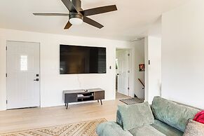 Apt w/ Deck: 3 Mi to Downtown Youngstown!