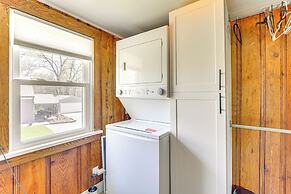 Apt w/ Deck: 3 Mi to Downtown Youngstown!