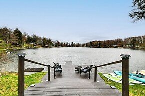 Hot Tub & Watercrafts: Lakefront Catskills Getaway