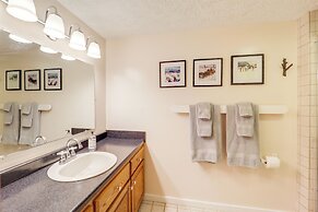 Walk to Ski Slopes: Sugar Mountain Unit w/ Balcony