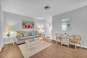 Cozy Retreat Mins To Beaches & Dining 2 Bedroom Duplex