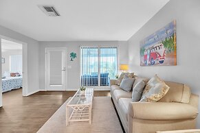 Cozy Retreat Mins To Beaches & Dining 2 Bedroom Duplex