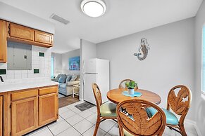 Cozy Retreat Mins To Beaches & Dining 2 Bedroom Duplex