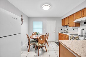 Cozy Retreat Mins To Beaches & Dining 2 Bedroom Duplex