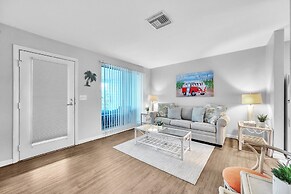 Cozy Retreat Mins To Beaches & Dining 2 Bedroom Duplex