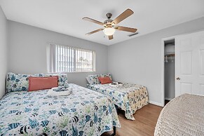 Cozy Retreat Mins To Beaches & Dining 2 Bedroom Duplex