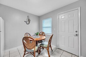 Cozy Retreat Mins To Beaches & Dining 2 Bedroom Duplex