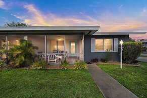 Cozy Retreat Mins To Beaches & Dining 2 Bedroom Duplex