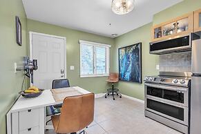 Harbor Hideaway - Walk To Beach, Dining & Downtown 2 Bedroom Condo