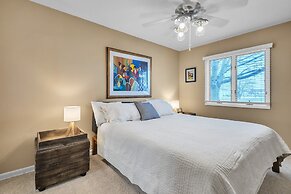 Harbor Hideaway - Walk To Beach, Dining & Downtown 2 Bedroom Condo