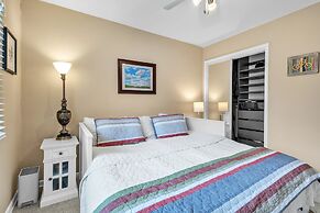 Harbor Hideaway - Walk To Beach, Dining & Downtown 2 Bedroom Condo