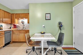 Harbor Hideaway - Walk To Beach, Dining & Downtown 2 Bedroom Condo
