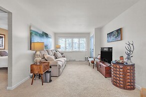 Harbor Hideaway - Walk To Beach, Dining & Downtown 2 Bedroom Condo