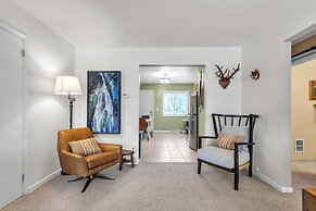 Harbor Hideaway - Walk To Beach, Dining & Downtown 2 Bedroom Condo