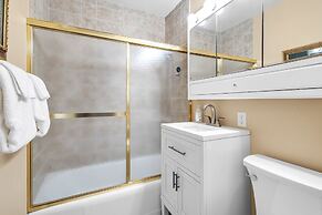 Harbor Hideaway - Walk To Beach, Dining & Downtown 2 Bedroom Condo