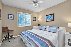 Harbor Hideaway - Walk To Beach, Dining & Downtown 2 Bedroom Condo