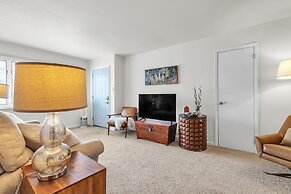 Harbor Hideaway - Walk To Beach, Dining & Downtown 2 Bedroom Condo