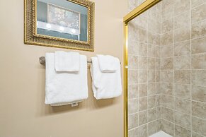 Harbor Hideaway - Walk To Beach, Dining & Downtown 2 Bedroom Condo