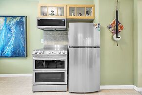 Harbor Hideaway - Walk To Beach, Dining & Downtown 2 Bedroom Condo