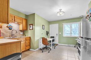 Harbor Hideaway - Walk To Beach, Dining & Downtown 2 Bedroom Condo