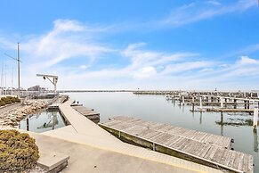 Harbor Hideaway - Walk To Beach, Dining & Downtown 2 Bedroom Condo