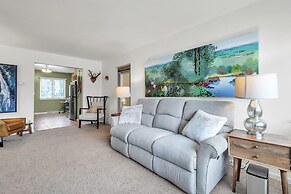 Harbor Hideaway - Walk To Beach, Dining & Downtown 2 Bedroom Condo