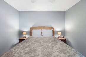 Lakeside Oasis Room for 12!