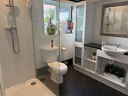 10 Guests - 5 Bedrooms - Free Parking - Petok