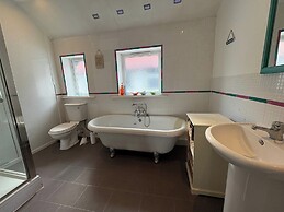 10 Guests - 5 Bedrooms - Free Parking - Petok